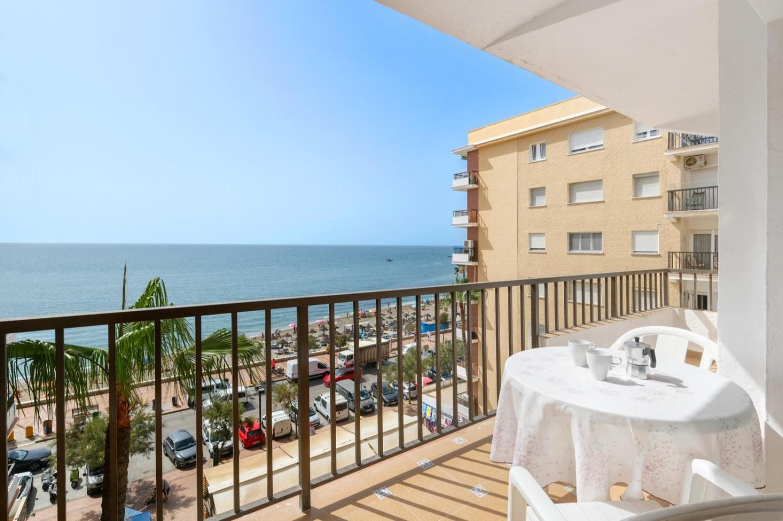 Apartamento Con Piscina En La Primera Linea De Playa De Фуeнхирола Екстериор снимка