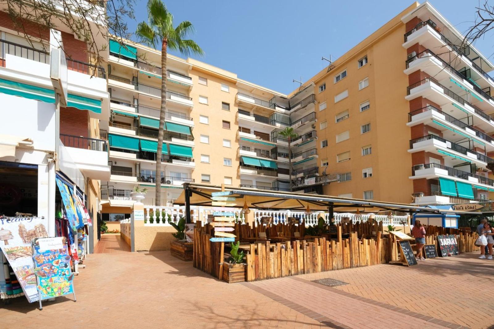 Apartamento Con Piscina En La Primera Linea De Playa De Фуeнхирола Екстериор снимка