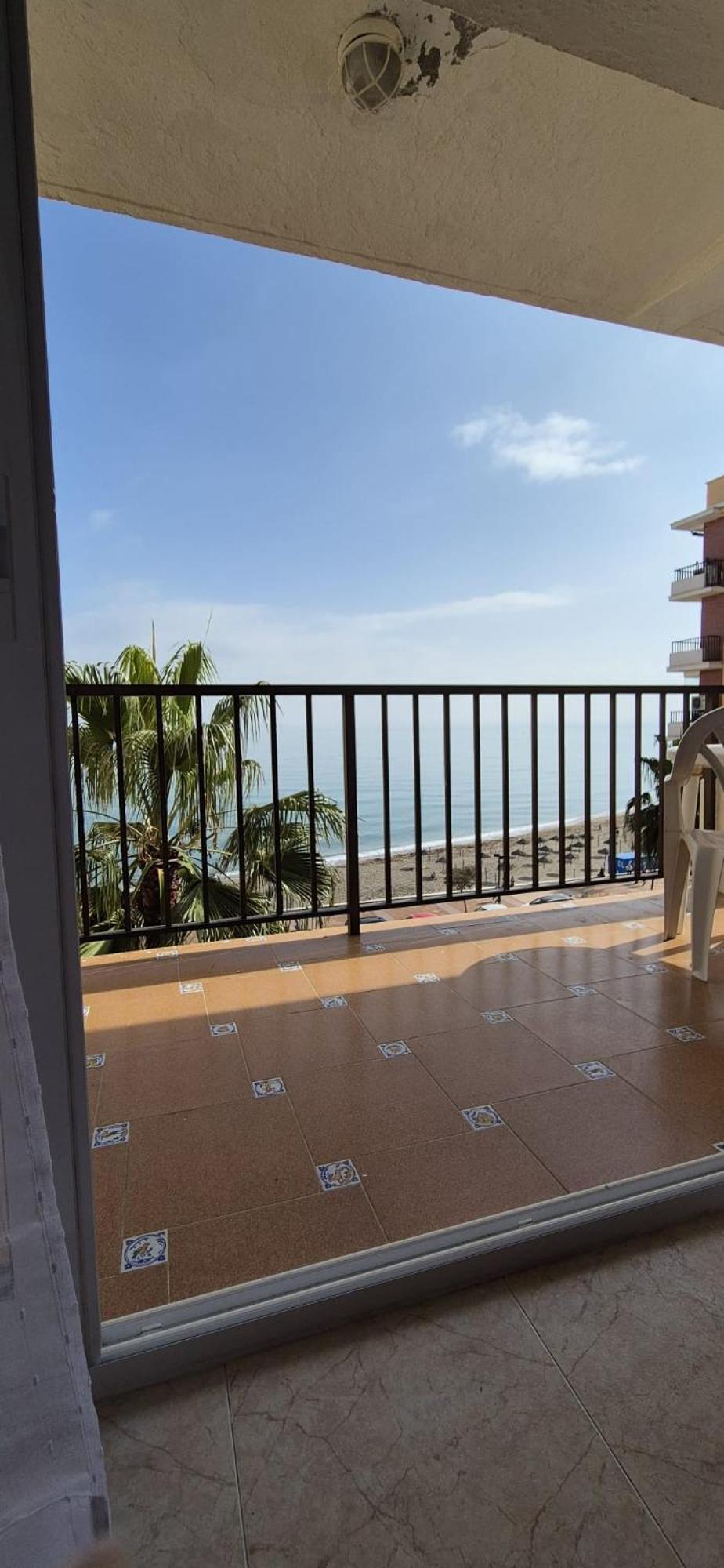 Apartamento Con Piscina En La Primera Linea De Playa De Фуeнхирола Екстериор снимка