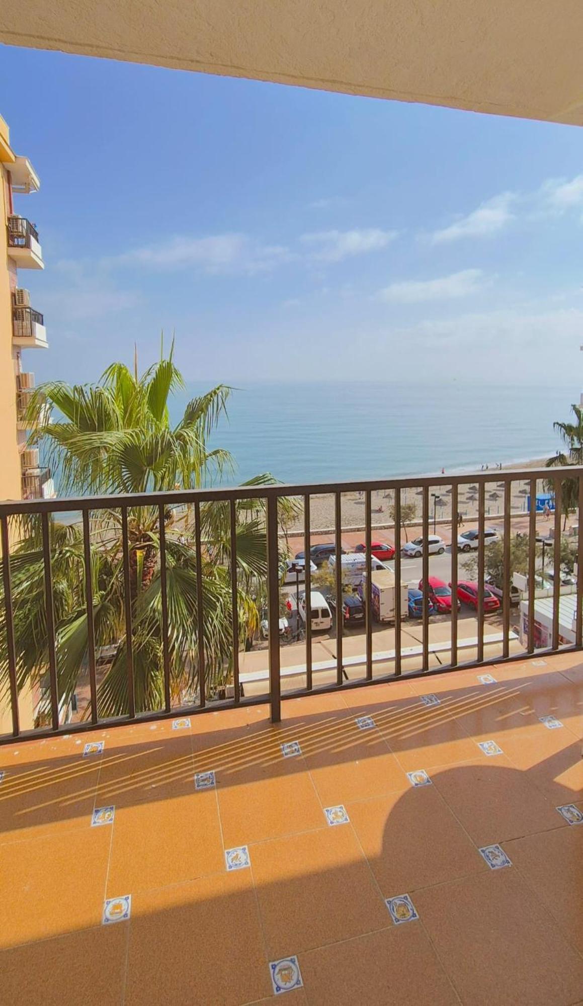 Apartamento Con Piscina En La Primera Linea De Playa De Фуeнхирола Екстериор снимка