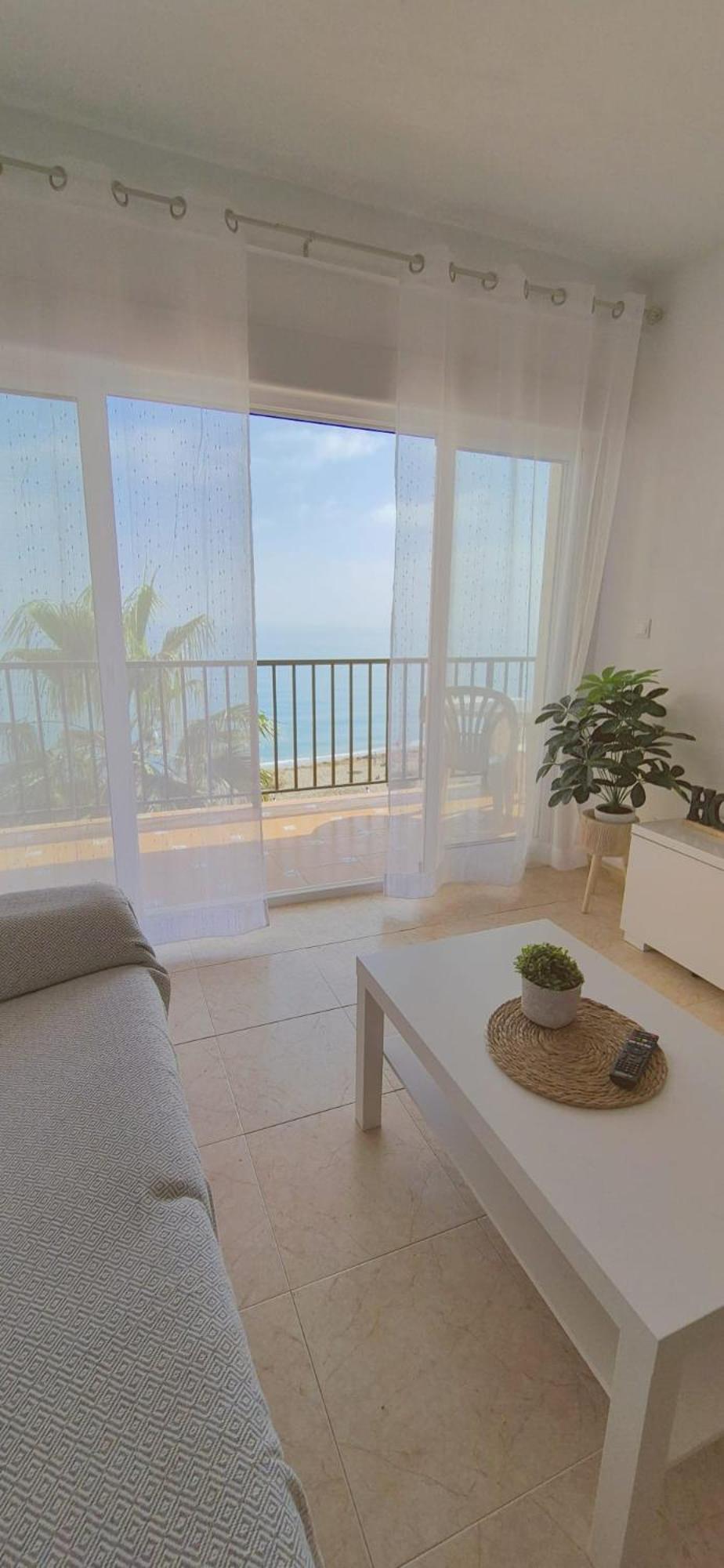 Apartamento Con Piscina En La Primera Linea De Playa De Фуeнхирола Екстериор снимка